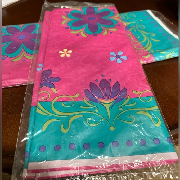 New Frozen Plastic Tablecover by DesignWare x 2 - Picture 4 of 5